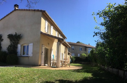 Die Villa | House 5 bedrooms / 9 places in a quiet area 5 minutes walk from the SNCF train station and the city center