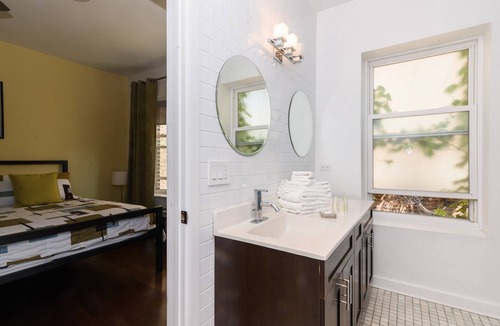 Magnolia Glen Bed & Breakfast | House 5863 - Chicago Bed and Breakfast