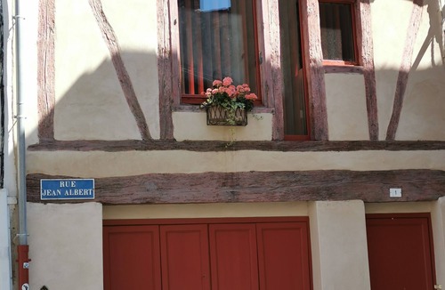 Cahors Old Town House | House 75m2 air-conditioned + garage, all comforts, located medieval center Cahors.