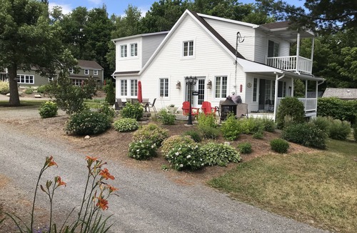Saint-Jean-de-l'lle-d'Orleans Ski Chalet | House 8 persons pool view river access 20 minutes from Quebec Citq 121170