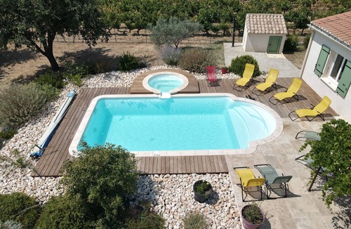 Tresques House | House amidst vineyards