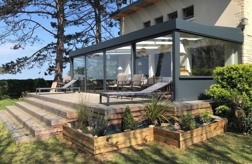 Commes House | House and workshop on a cliff in a protected site with unique sea view