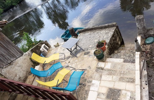 Bourdeilles House | HOUSE AT THE WATERFRONT