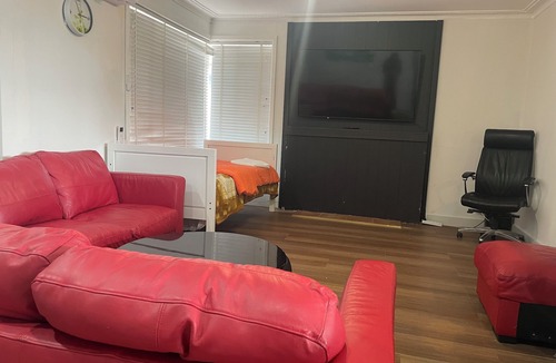 Thomastown House | House at Train station