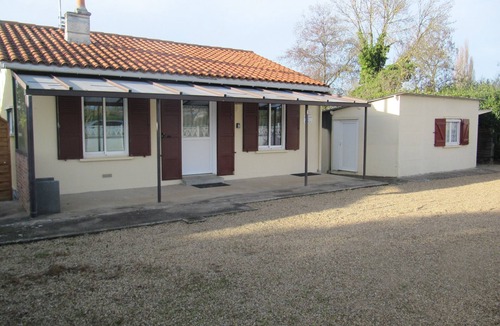 Saint-Martin-de-Sanzay House | house by the river Terrace in front and behind.