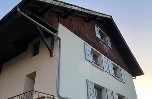 Neuvecelle House | House between lake and mountains