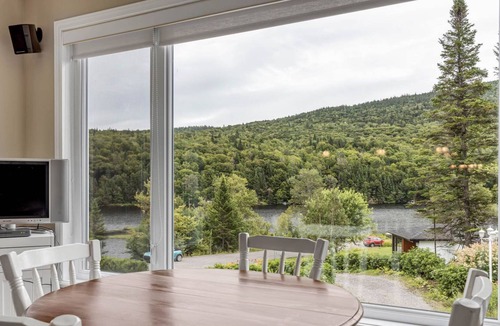 Lac Beauport House | House by the lake