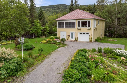 Lac Beauport House | House by the lake