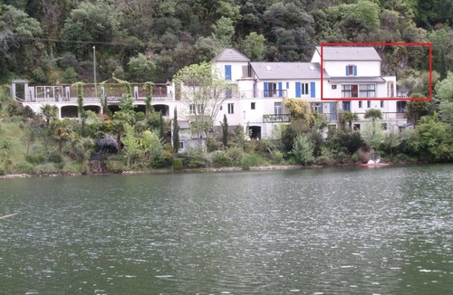 Requista House | house by the riverside, sleeps up to 4