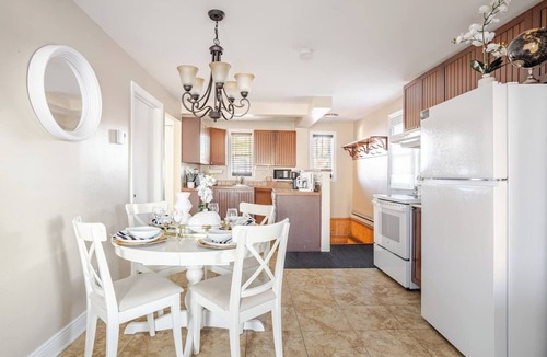 Saint-Edmond House | House7bedrooms |3salons|Private garden |14pers |Beautiful decor|35min Montréal✈️