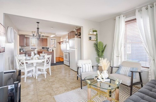 Saint-Edmond House | House7bedrooms |3salons|Private garden |14pers |Beautiful decor|35min Montréal✈️