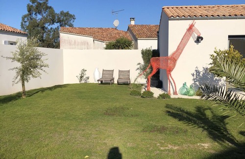 Saint-Just-Luzac House | House enclosed by walls not overlooked in a quiet area near the island of Oléron