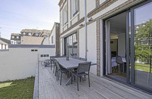 Deauville City Centre House | House for 18 people with cinema Place Morny