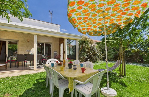Longeville-sur-Mer Ski Chalet | House for 8 - 5min from the beach - garden & veranda