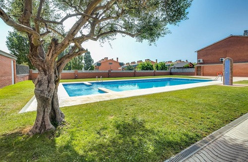 Palafolls Ski Chalet | House for 8 people, community garden and pool, private barbecue, free Wi-Fi and air conditioning in the living room. Near the beach of the Costa Brava and Costa Barcelona. Vivalidays Pinell.