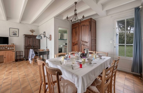 Prefailles Ski Chalet | House for 8, sea view, 400m from the beach