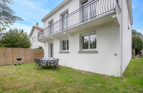 Saint-Brevin-les-Pins Ski Chalet | House for 6, 950m from the seafront in St Brevin