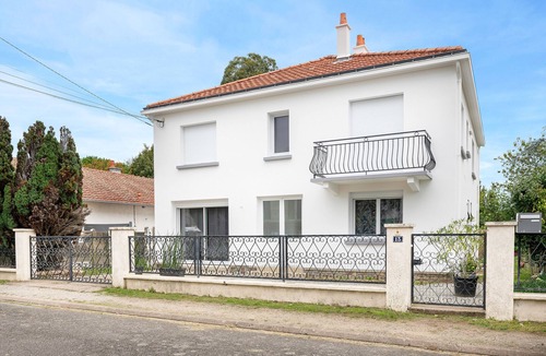 Saint-Brevin-les-Pins Ski Chalet | House for 6, 950m from the seafront in St Brevin
