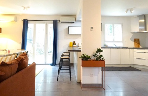 Dampmart House | House