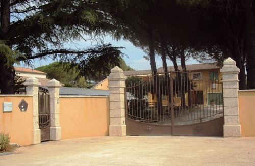 Montaren-et-Saint-Mediers Villa | House/Villa - Uzes