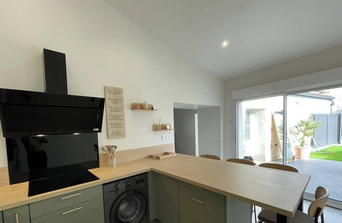Saint-Vincent-Sterlanges Cottage | House with AC and parking - 6 guests