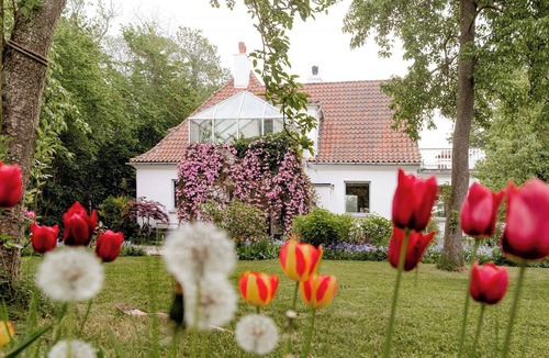 Mommark Strand House | House from 1924 with sea view in front yard