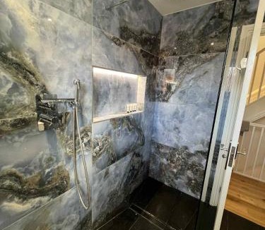 Leavesden House | House