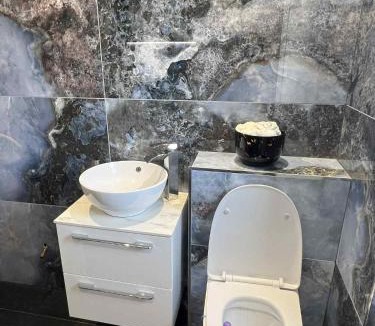 Leavesden House | House