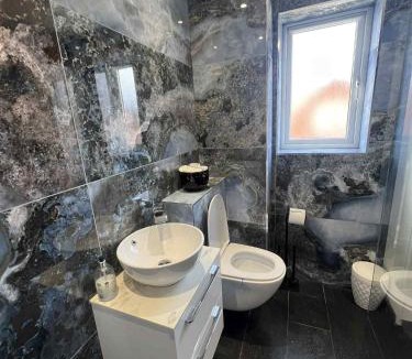 Leavesden House | House