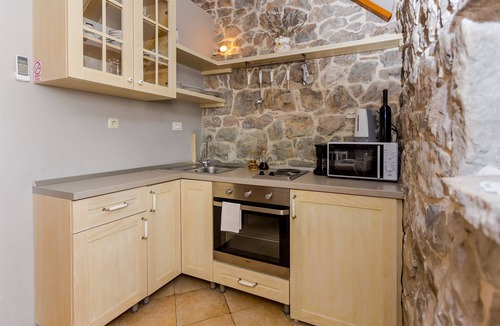 Gata House | House Gordana (41271-K1) - Gata
