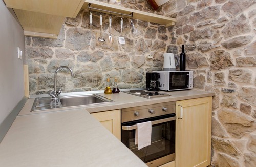 Gata House | House Gordana (41271-K1) - Gata