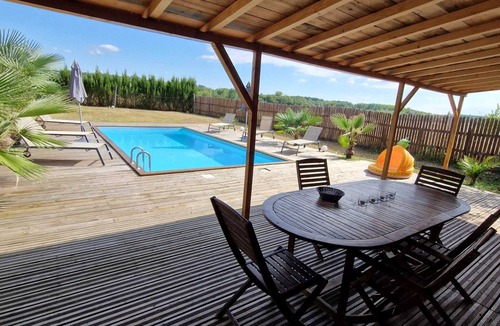 Medillac House | House has private pool