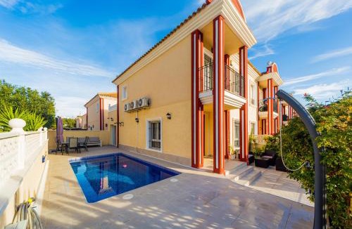 Dehesa de Campoamor House | House in a pine park near the sea