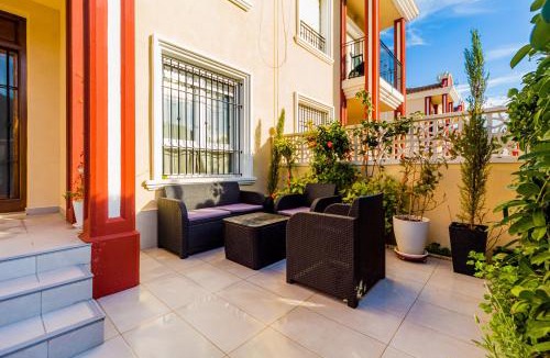 Dehesa de Campoamor House | House in a pine park near the sea