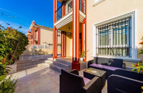 Dehesa de Campoamor House | House in a pine park near the sea