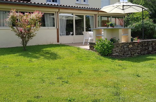 Saint-Jory-de-Chalais Cottage | House in Périgord Limousin Park with air conditioning