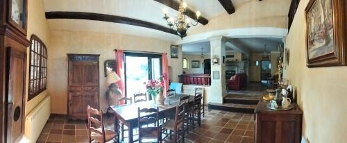 Saint-Paulet-de-Caisson Villa | House in Provence with pool & nature, sleeps 10