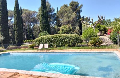 Saint-Paulet-de-Caisson Villa | House in Provence with pool & nature, sleeps 10