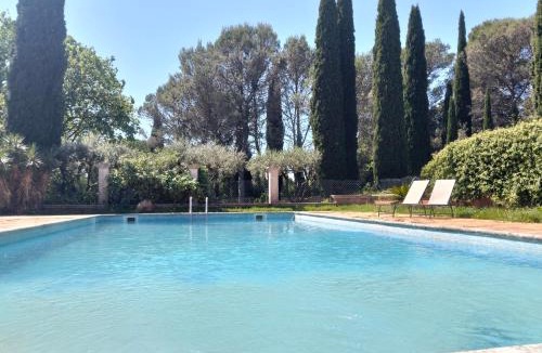 Saint-Paulet-de-Caisson Villa | House in Provence with pool & nature, sleeps 10