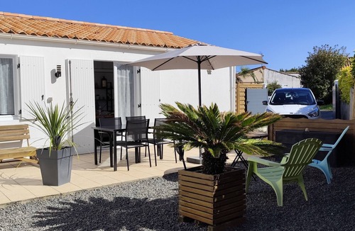 La Jarne House | House in gated community with shared pool