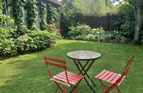 Saint-Jean-aux-Bois Bed & Breakfast | House in landscaped garden