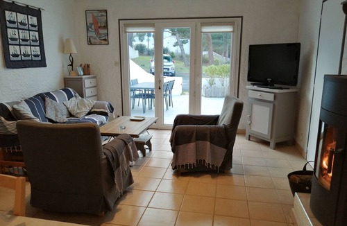 La Gueriniere House | House in private wooded village with direct beach access