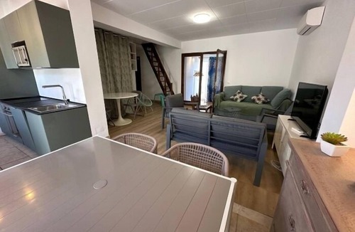 Santa Margarida Ski Chalet | House in Roses with communal swimming pool Av 51