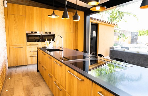 Deltebre Ski Chalet | HOUSE IN THE EBRO DELTA, WITH WIFI, HEATED POOL, PARKING AND BARBECUE.