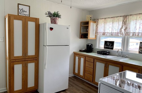 Prairie Grove House | “House In The Grove” Private, comfortable, squeaky clean!
