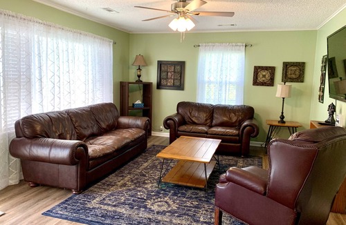 Prairie Grove House | “House In The Grove” Private, comfortable, squeaky clean!