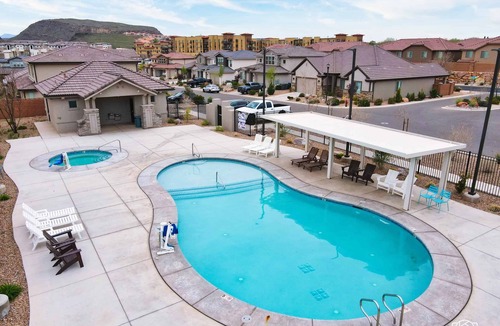 Sienna Hills House | House it Going 2 master suites! Community POOL and HOT TUB!