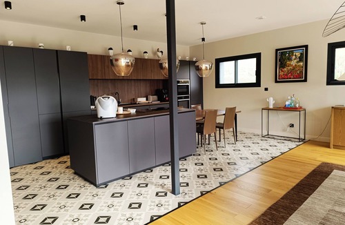 La Roche-Vineuse House | HOUSE Le Cube amidst vineyards