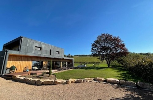 La Roche-Vineuse House | HOUSE Le Cube amidst vineyards