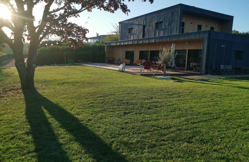 La Roche-Vineuse House | HOUSE Le Cube amidst vineyards